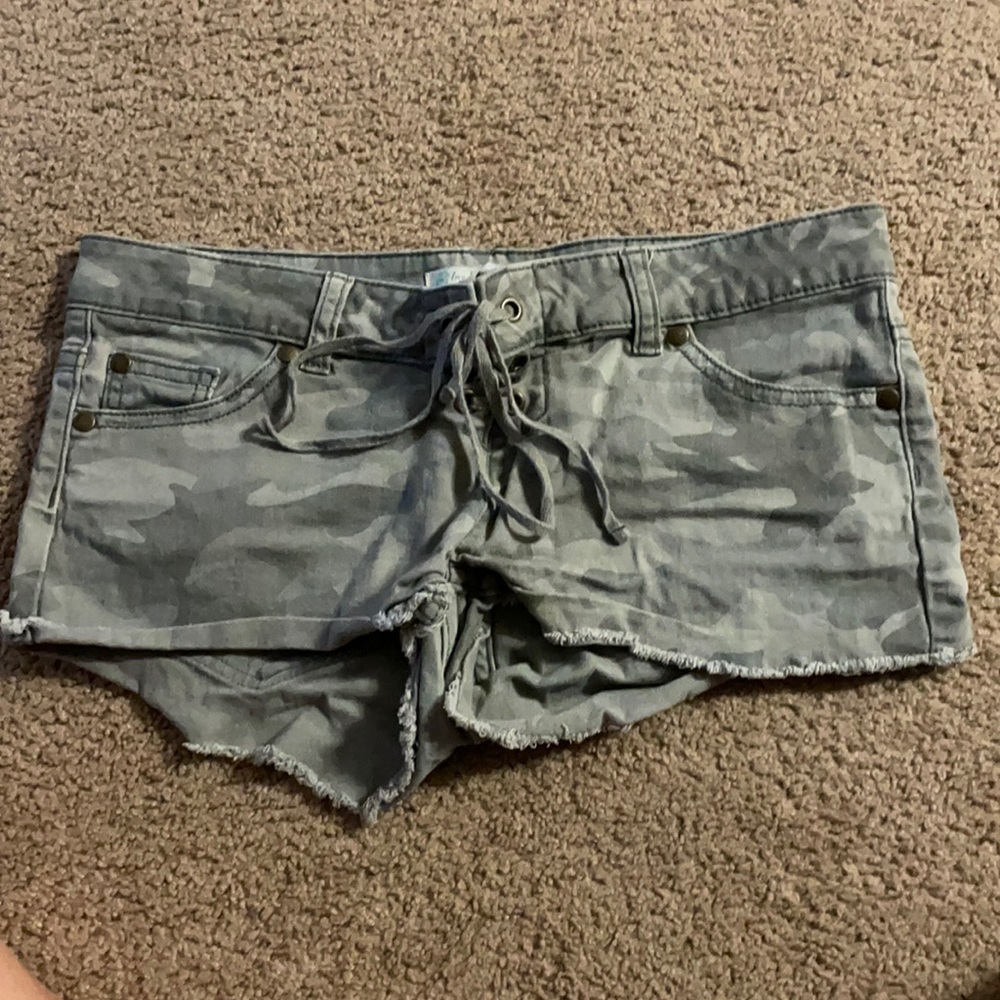 Low - rise camo shorts, super cute